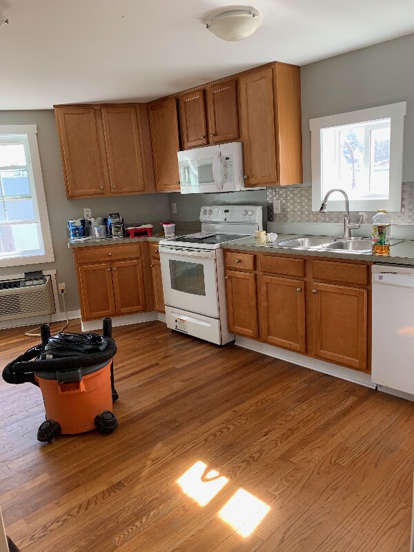 Building Photo - 1002 Main St