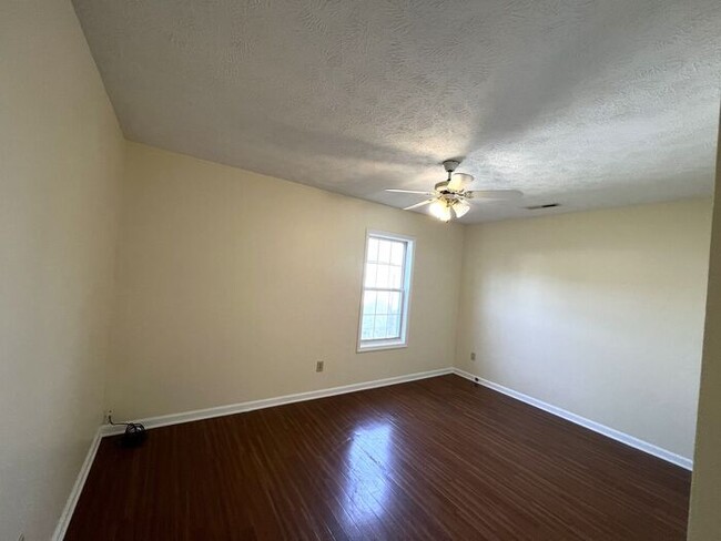 Building Photo - Ogden Cottage home, wood floors, open floo...