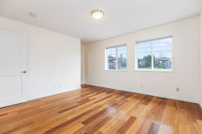 Building Photo - 4403 Powell Pl S