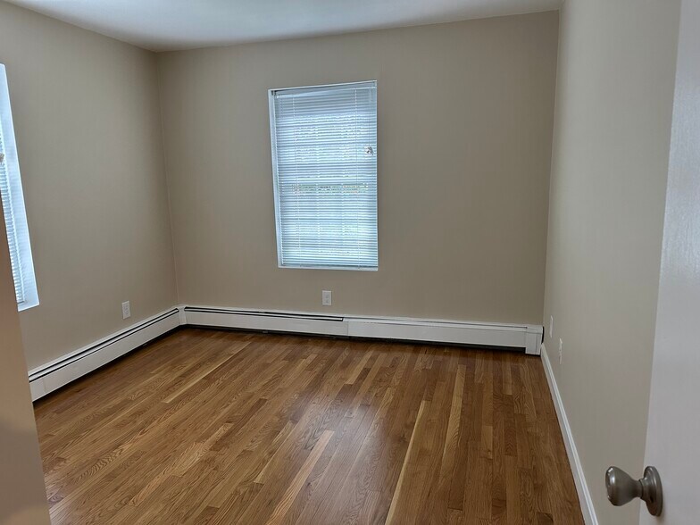 unit 1 bedroom #2 - 75 Wales St