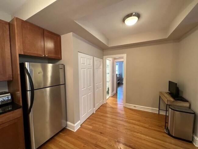 Building Photo - Oak Park Apartment!