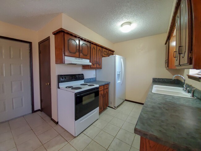 Building Photo - 3 Bed brick home in Tecumseh