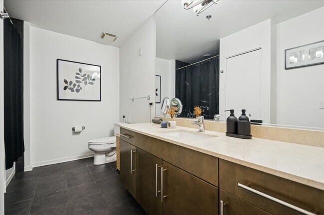 Building Photo - 123 S Green St