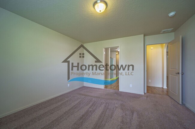 Building Photo - 3 Bedroom 2 Bathroom Home with Attached 2 ...