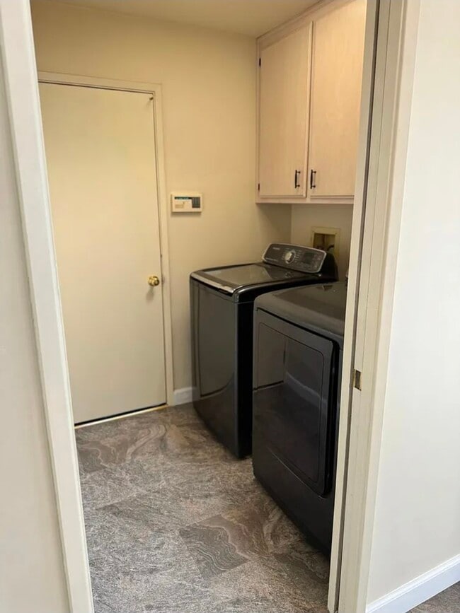 Building Photo - 3005 Summer Creek Ct