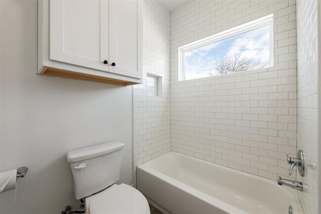 Building Photo - 304 East Dr