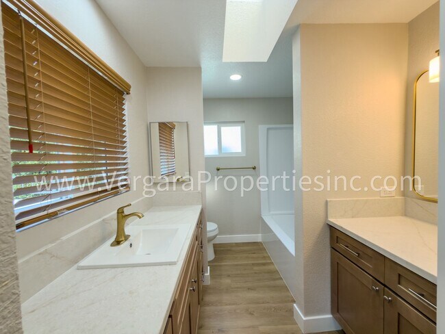 Building Photo - 1136 Gian Dr