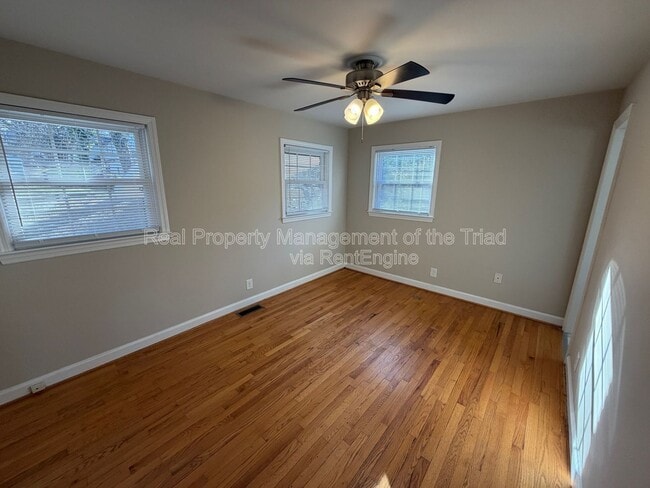 Building Photo - 2748 Lyndhurst Ave