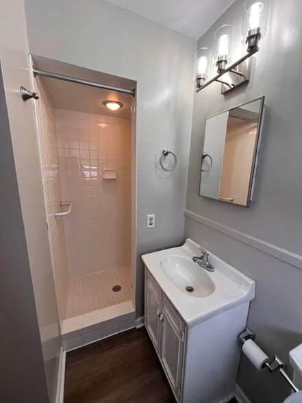 Building Photo - 5680 Meadowcrest St