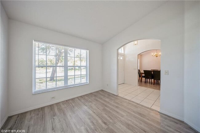 Building Photo - 1625 SW Abingdon Ave