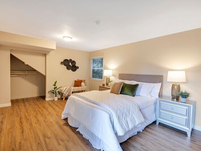 Building Photo - MID-CENTUTY MODERN 4 BEDROOM/2 BATH HOME-MUST SEE TO APPRECIATE!!