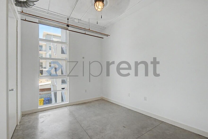 Building Photo - Unit 203