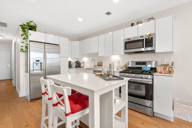 Building Photo - 250 Meridian St