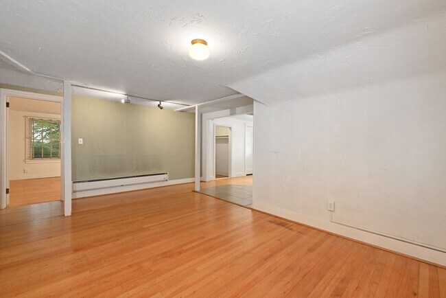 Building Photo - 1509 10th Ave W