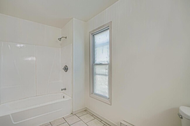 Building Photo - 610 Fairview Ave N