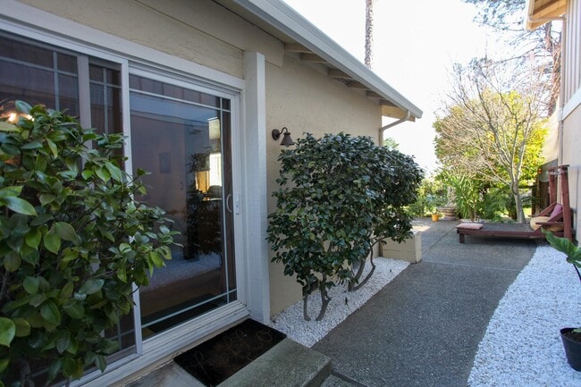 Building Photo - 1632 Siskiyou Dr