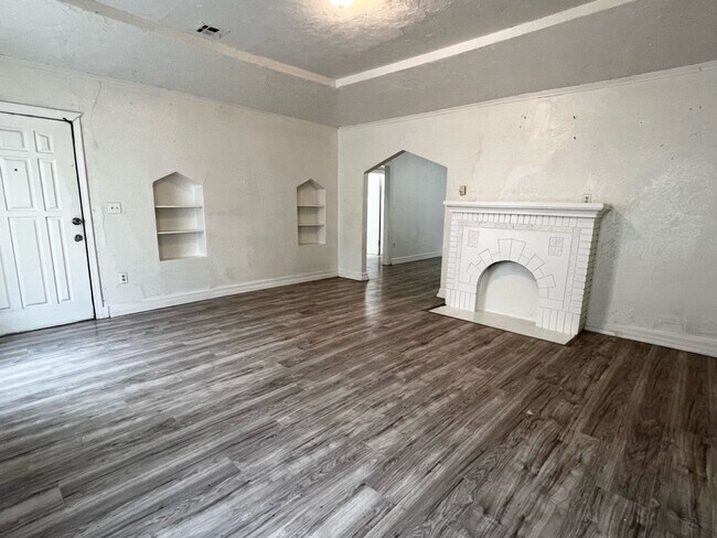 Building Photo - Huge 2 bed 1 bath