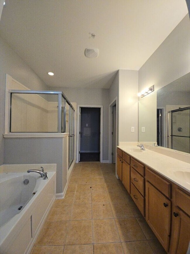 Building Photo - COMING SOON! 3bed/2bath Townhome w/Garage ...