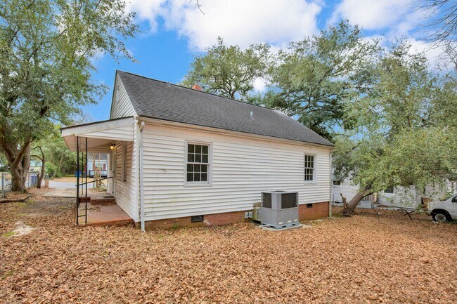 Building Photo - 216 Hawthrone