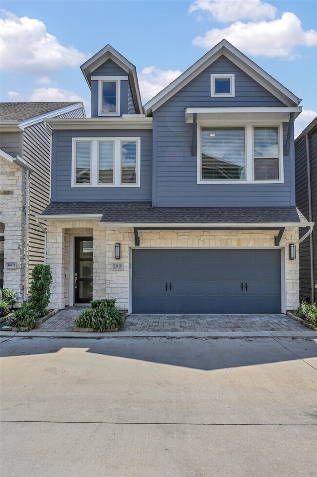 Building Photo - 10919 Brambling Wood Dr