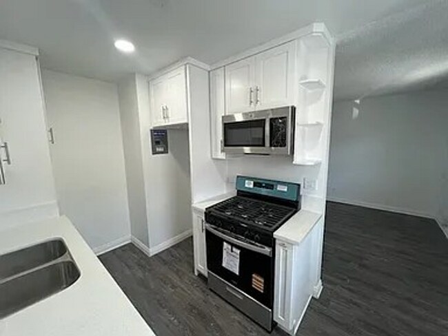 Building Photo - 9511 Los Angeles St