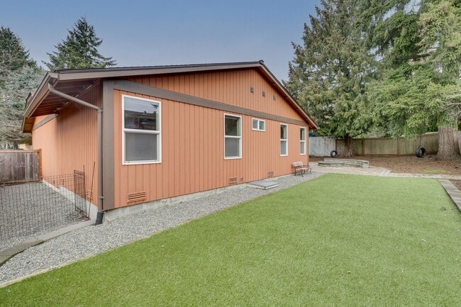 Building Photo - Kirkland Rambler with Amazing Back Yard!