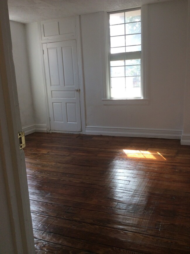 Building Photo - Coming Soon! York City SD 2 bedroom Apt.