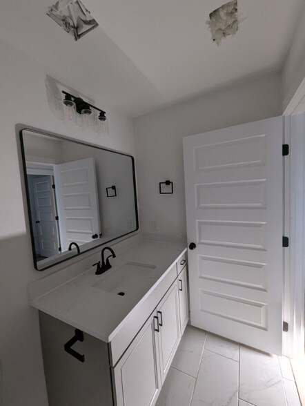 Building Photo - 2105 Vista Encino