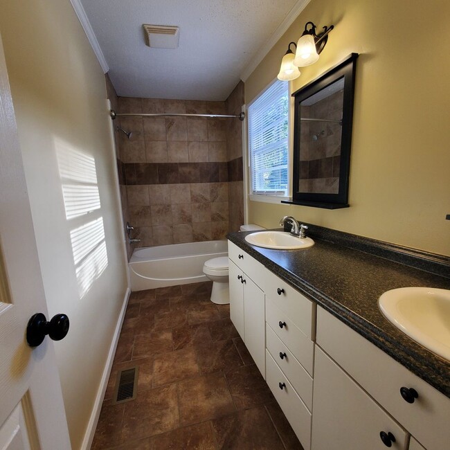 Building Photo - Charming and Updated 3-Bedroom Home with S...