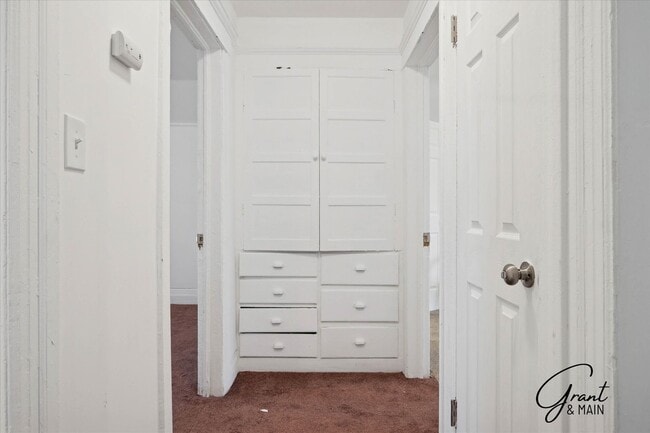 Building Photo - $1200 3 bedrooms