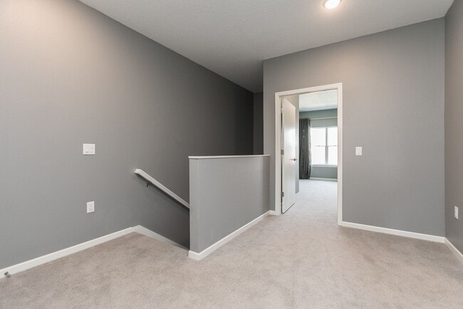 Building Photo - Fully Furnished Townhome Blocks Away From Downtown, Flexible Leasing Terms!