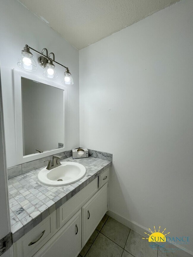 Building Photo - Lovely 2 Story end unit Townhouse in Fort Walton!