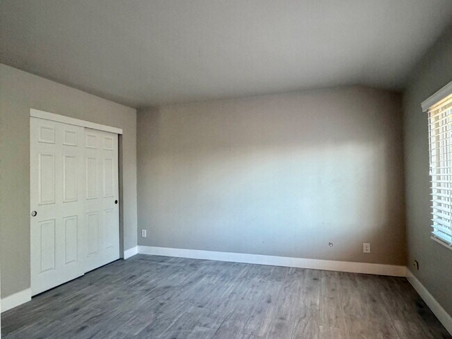 Building Photo - Spacious 4 bedroom, 3 bathroom home in the heart of Aurora is ready for immediate move in! Conven...