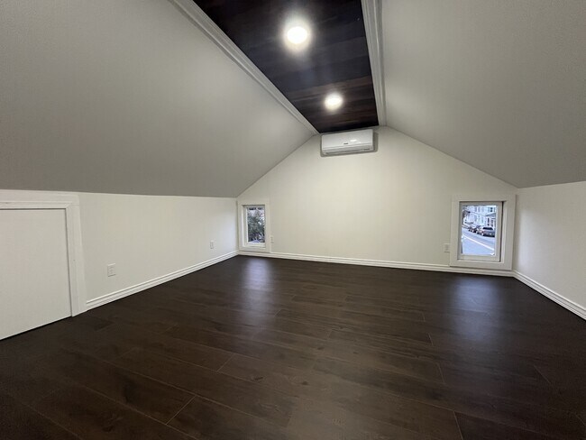 Building Photo - 314 Main St