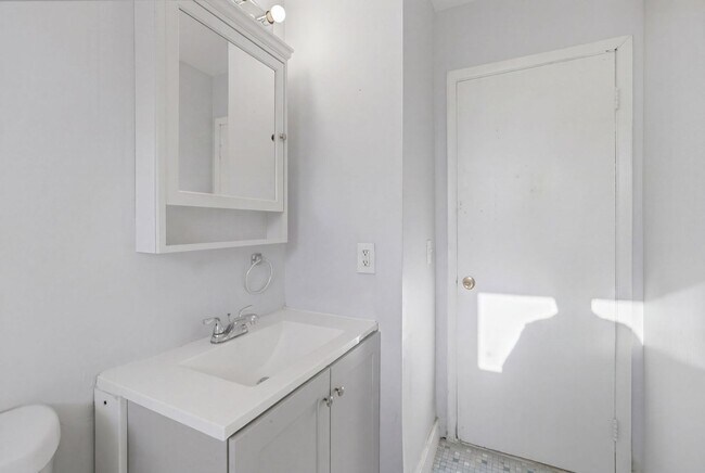 Building Photo - Come see your new home!