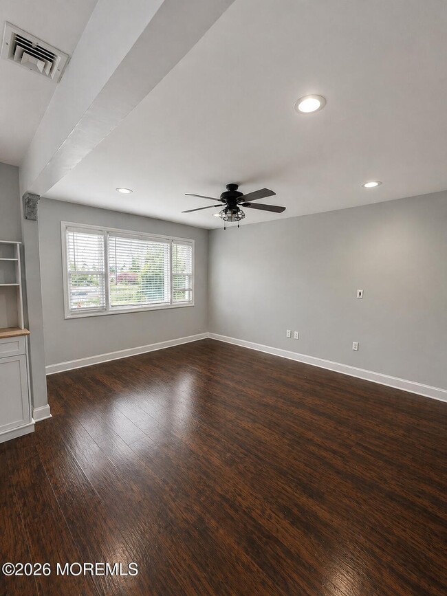 Building Photo - 194 2nd St