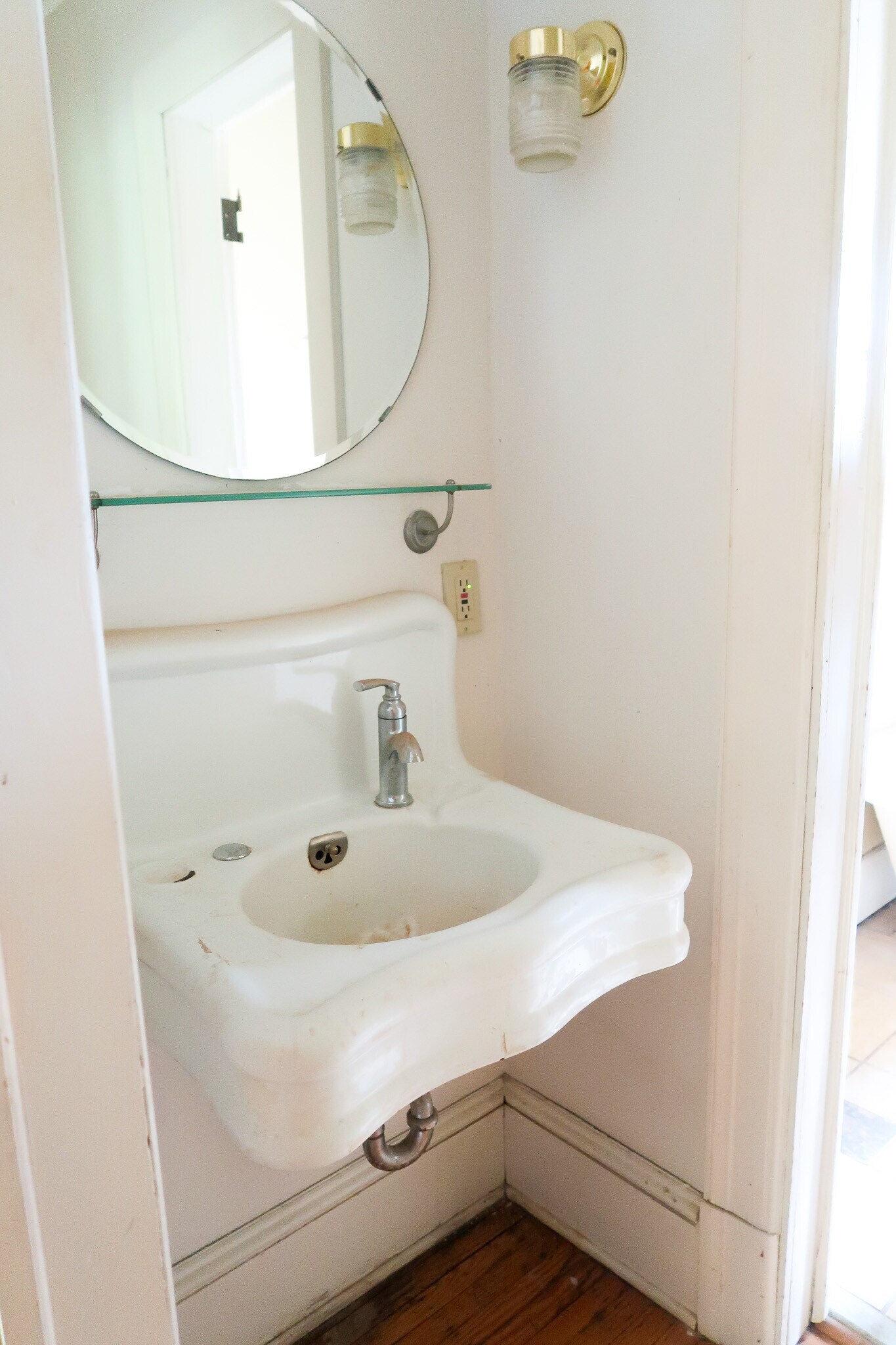 3rd Floor bathroom antique sink - 2319 1st Ave S
