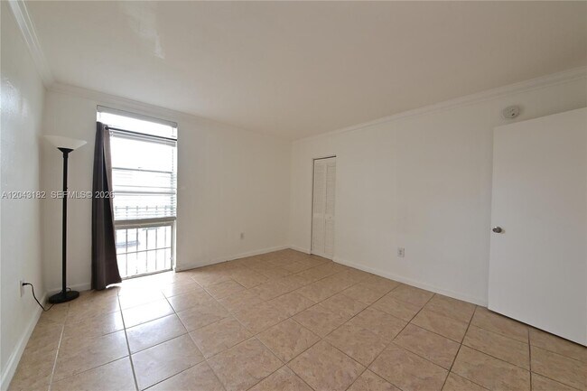 Building Photo - 6900 N Kendall Dr