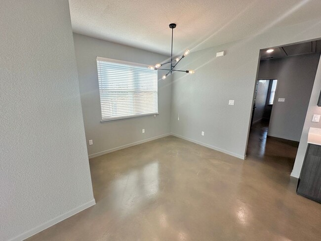 Building Photo - AVAILABLE NOW!