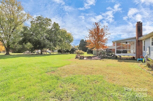 Building Photo - 4227 Deerfield Dr