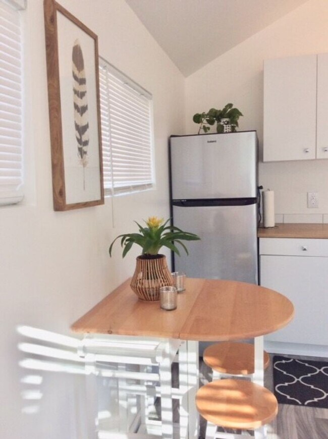 Building Photo - 1178 E 8th St