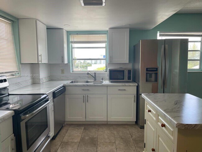 Building Photo - 16410 Miami Dr