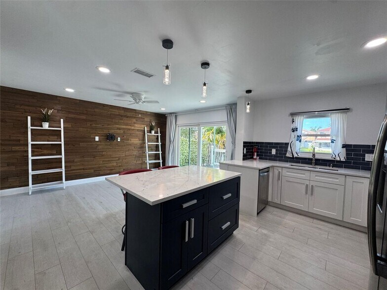 Building Photo - 7481 Santa Monica Dr