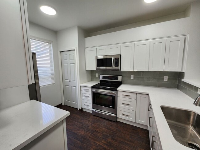 Building Photo - Renovated 3 Bedroom Condo