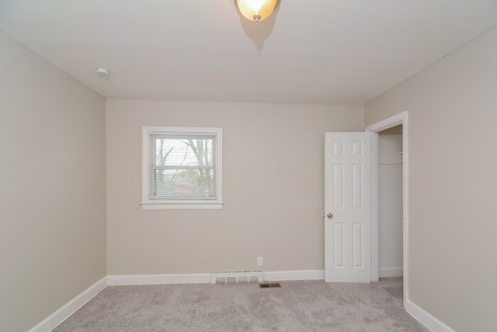 Building Photo - 927 S Plum St