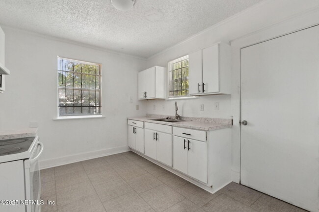 Building Photo - 421 W 18th St