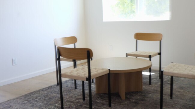 Building Photo - 3 bedrooms 2 bathrooms Duplex with a 2 car garage