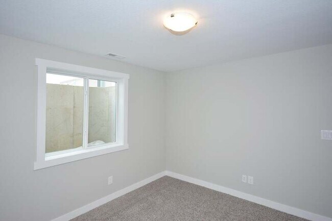 Building Photo - 5447 Rowling Dr