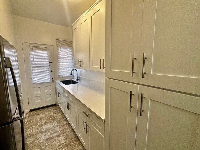 Building Photo - Large Private 1 Bed/ 1 Bath-Bankers Hill