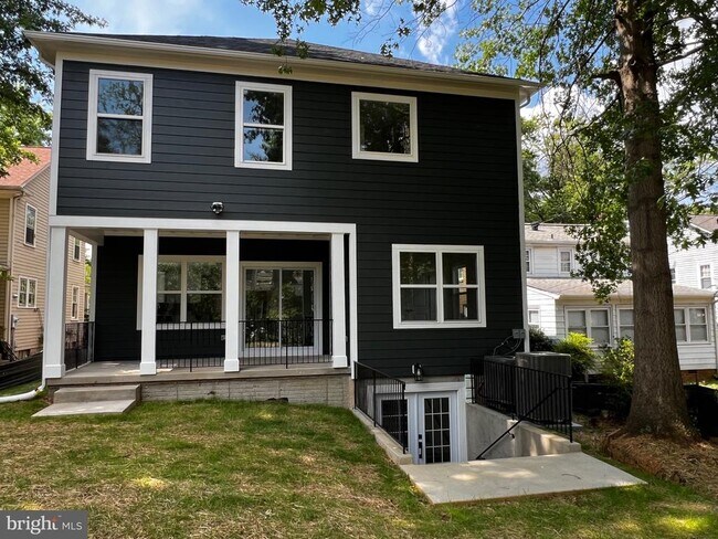 Building Photo - 920 Brompton St
